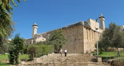 الأوقاف الفلسطينية تستنكر استمرار العدو الإسرائيلي منع رفع أذان الفجر بالحرم الإبراهيمي لليوم الـ70