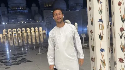 إسرائيلي يشيد بالإمارات من داخل مسجد الشيخ زايد
