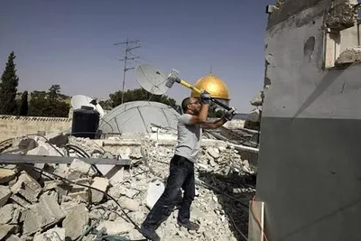 العدو الصهيوني يجبر عائلة مقدسية على هدم منزلها ويجرف أراضي في رام الله