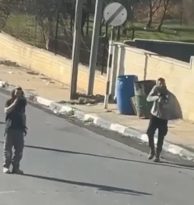 مستوطنون يطلقون النار تجاه المواطنين الفلسطينيين خلال اقتحامهم شرق المغير