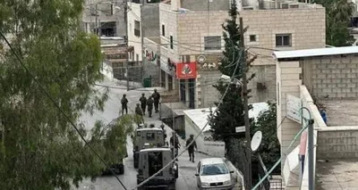 العدو الصهيوني يُخطر بهدم منشآت ويقتحم بلدات بالضفة