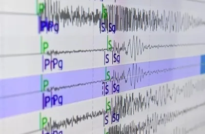 زلزال بقوة 7,7 درجة يودي بحياة ما لا يقل عن عشرون شخصا قبالة سواحل إندونيسيا
