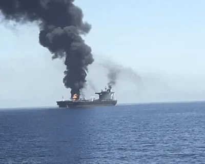 الحرس الثوري الإيراني: انفجار ناقلة نفط عملاقة واندلاع حريق فيها بمضيق هرمز